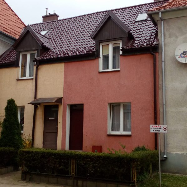 Dachówka Braas Rubin 13 V Topline w kolorze buk na dachu o harmonijnej formie.